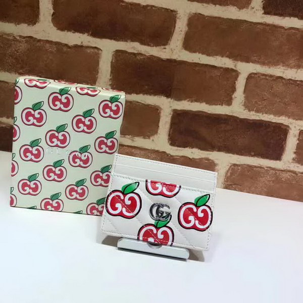 【原版皮】古驰/Gucci 情人节推出的特别系列单品，俏皮的卡通风格苹果图案映衬在白色绗缝皮革材质上，银色双G造型配件让这款纤巧卡片夹更具设计感，款号：443127
