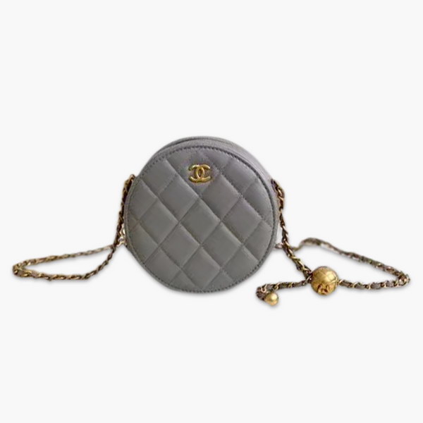 【原版皮】香奈儿/Chanel 金球系列小圆饼包，采用小羊皮精心裁制而成，柔软细腻搭配这季最火爆的链条，神奇的小金球能控制肩带长短，平时出门带的口红车钥匙纸巾都能放，款号：AS0366