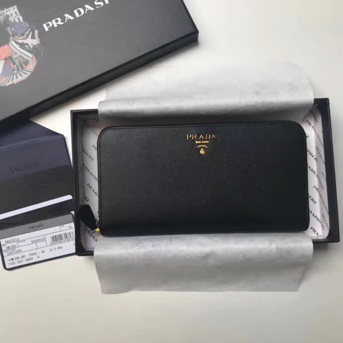 【原版皮】普拉达/Prada 拉链钱夹，选用十字纹小牛皮裁制而成，正面点缀金色散字徽标，尽显高档时尚，低调而又奢华，款号：1ML506