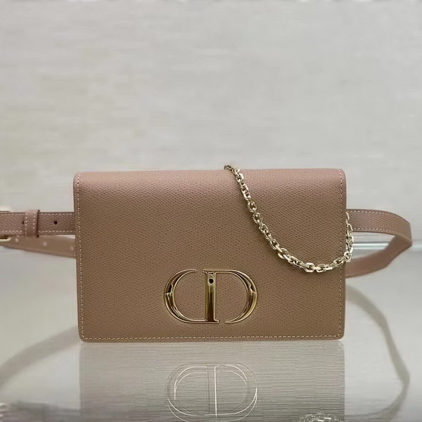 【原版皮】迪奥/Dior 30Montaigne 腰包WOC二合一，采用多功能设计，正面饰以CD元素，展现30 Montaigne系列产品的标志性外观，可搭配腰带佩戴，肩背，斜挎或作为手拿包使用
