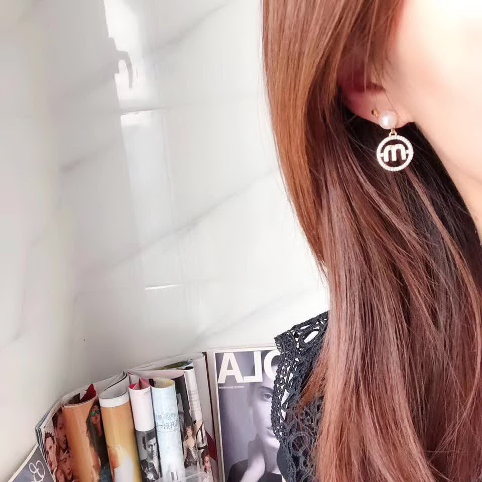 20秋季最新专柜款-缪缪Miu Miu2020新款珍珠MLOGO耳环，miumiu家的耳环都比较小女人哦，而且也很气质