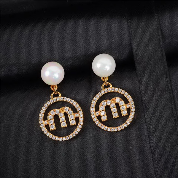 20秋季最新专柜款-缪缪Miu Miu2020新款珍珠MLOGO耳环，miumiu家的耳环都比较小女人哦，而且也很气质