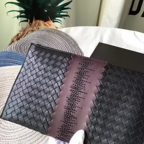 【原版皮】宝缇嘉/Bottega Veneta 手包，经典爆款，选用打蜡牛皮裁制而成，点缀刺绣格纹图案，款号：30629