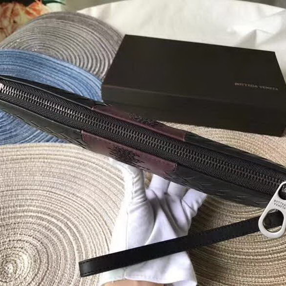 【原版皮】宝缇嘉/Bottega Veneta 手包，经典爆款，选用打蜡牛皮裁制而成，点缀刺绣格纹图案，款号：30629