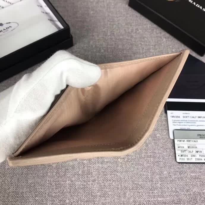 【原版皮】普拉达/Prada 短款钱夹，选用纳帕牛皮裁制而成，点缀散字唛徽标，精湛走线均匀整齐，款号：1MV204