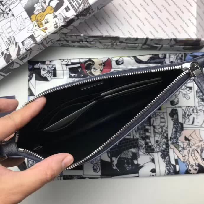 【原版皮】普拉达/Prada 男士手包，选用十字纹小牛皮镶嵌彩带鳄鱼纹裁制而成，经典之作，简单时尚，款号：2NG005