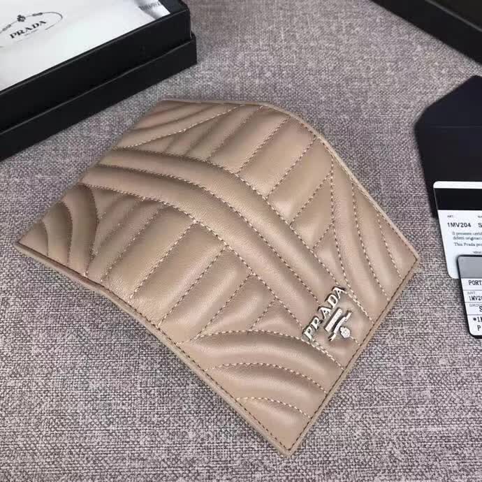 【原版皮】普拉达/Prada 短款钱夹，选用纳帕牛皮裁制而成，点缀散字唛徽标，精湛走线均匀整齐，款号：1MV204