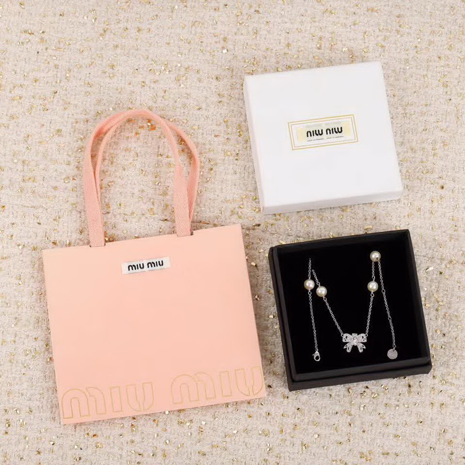 20秋季最新专柜款-缪缪Miu Miu2020新款项链，真心美到不行了，一致施华洛世奇幻彩珍珠，满钻的施华洛，特别的完美