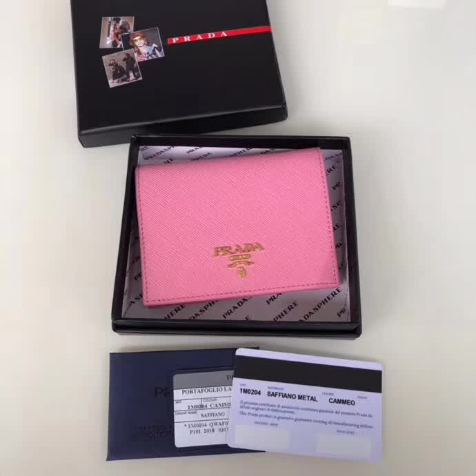 【原版皮】普拉达/Prada 短款钱夹，选用十字纹小牛皮裁制而成，点缀金色散字唛徽标，简单实用，提升个人品味的一款，款号：1M0204