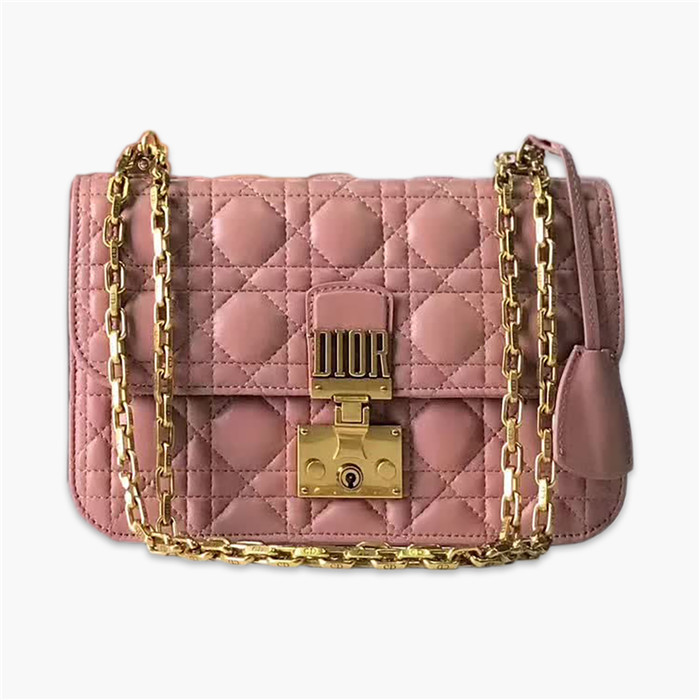 【原版皮】迪奥/Dior 链条包,选用小羊皮绗缝藤格纹,饰以精致又摩登复古品牌标识锁扣,很有年代感,搭配链条肩带,真是perfect