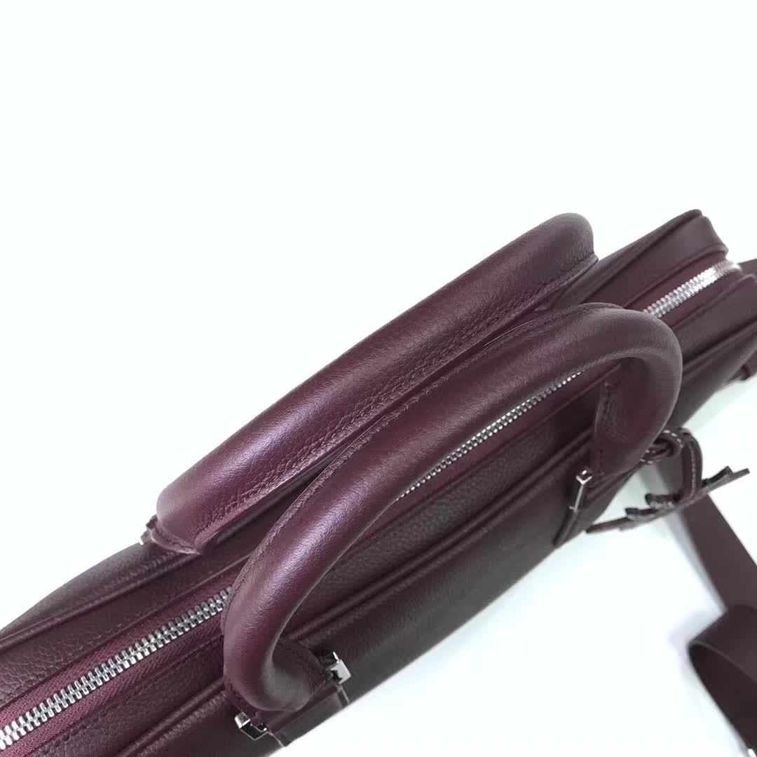 【原版皮】迪奥/Dior 男士公文包,选用粒面纹小牛皮裁制而成,采用传统工艺,是现代男士携带各类日常数据与文件的尚佳选择