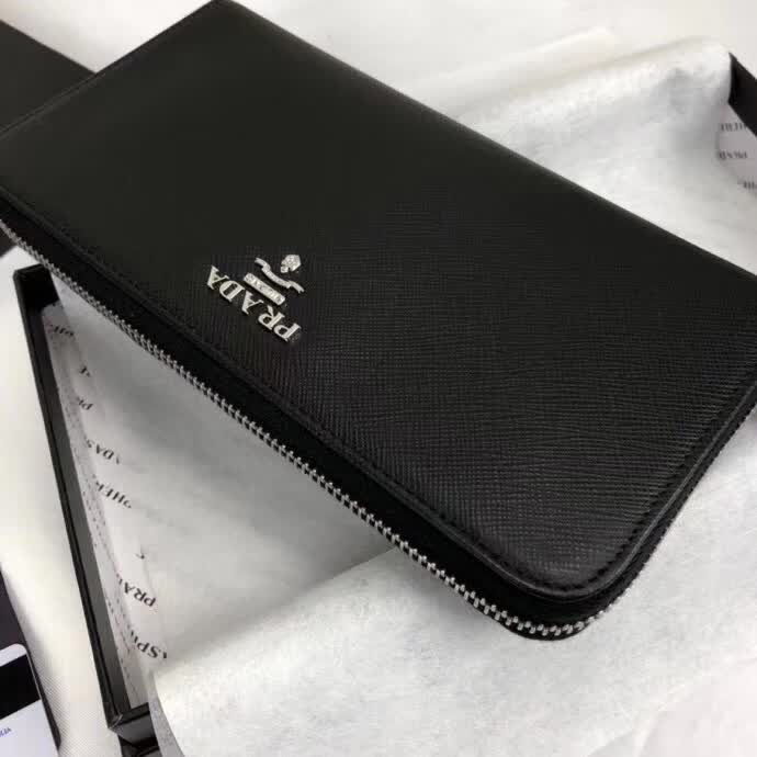 【原版皮】普拉达/Prada 拉链钱夹,选用十字纹小牛皮裁制而成,正面点缀银色散字徽标,尽显高档时尚,低调而又奢华,款号:1ML506