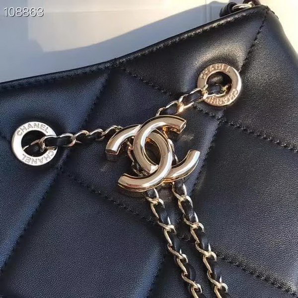 【原版皮】香奈儿/Chanel Mini小水桶包,上身简直太可爱了,这次的Hobo小水桶,长度刚好到腰部,相比之前的小水桶,这次最新款的水桶空格做得更加饱满,款号:AS1801