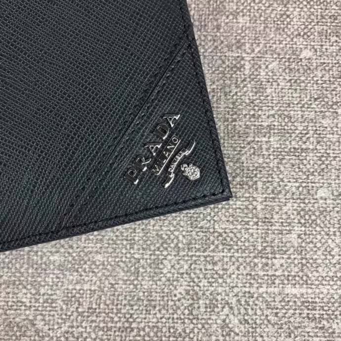 【原版皮】普拉达/Prada 短款钱夹，选用十字纹小牛皮裁制而成，边角点缀散字唛标识，经典之作，简单时尚，款号：2M0513