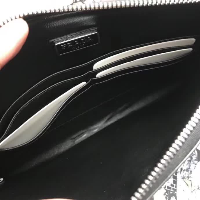 【原版皮】普拉达/Prada 男士手包,选用十字纹小牛皮镶嵌彩带鳄鱼纹裁制而成,经典之作,简单时尚,款号:2NG005