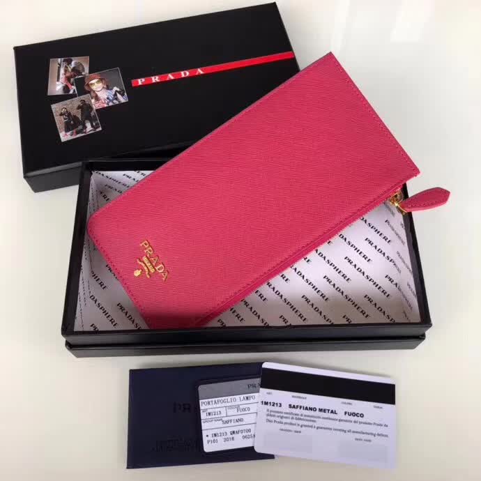 【原版皮】普拉达/Prada 卡包,男女通用款,选用十字纹牛皮裁制而成,点缀金色散字唛徽标,超大容量
