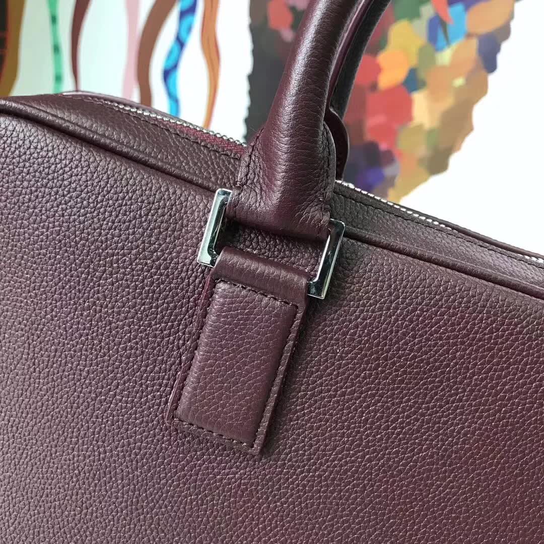 【原版皮】迪奥/Dior 男士公文包,选用粒面纹小牛皮裁制而成,采用传统工艺,是现代男士携带各类日常数据与文件的尚佳选择