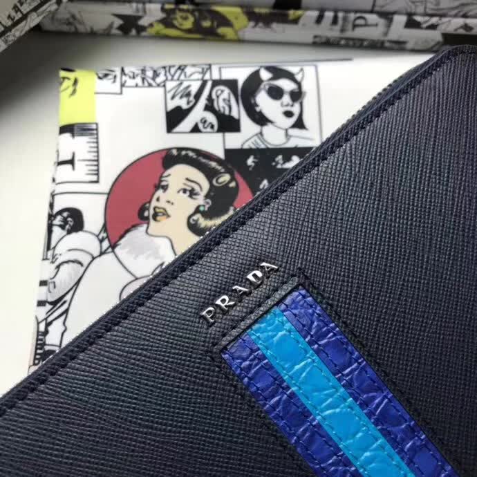 【原版皮】普拉达/Prada 拉链钱夹,选用十字纹小牛皮镶嵌彩带鳄鱼纹裁制而成,经典之作,简单时尚,款号:2ML188
