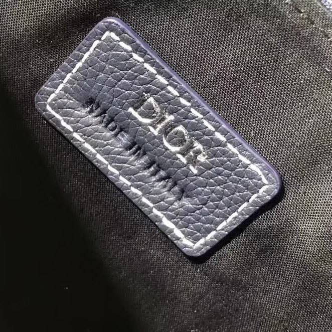 【原版皮】迪奥/Dior 马鞍包,选用颗粒纹小牛皮裁制而成,饰有Christian Dior带扣细节,彰显出自由与独特个性,看起来帅气又低调