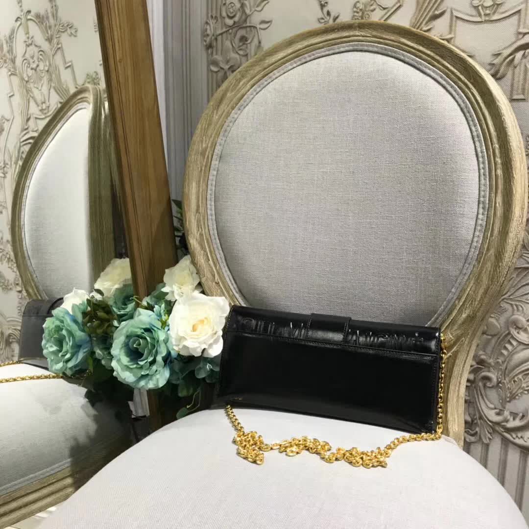 【原版皮】迪奥/Dior 30 Montaigne链条包,选用裂纹亮皮牛皮裁制而成,饰以标志性“CD”字母锁扣,款号:M5683