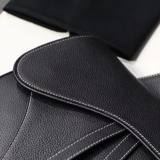 【原版皮】迪奥/Dior 马鞍包,选用颗粒纹小牛皮裁制而成,饰有Christian Dior带扣细节,彰显出自由与独特个性,看起来帅气又低调