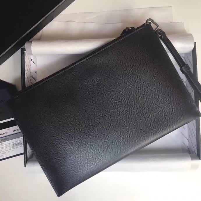 【原版皮】普拉达/Prada 男士手包,选用十字纹小牛皮裁制而成,边角点缀同色小公仔徽标,尽显高档时尚,低调而又奢华,款号:2NG005