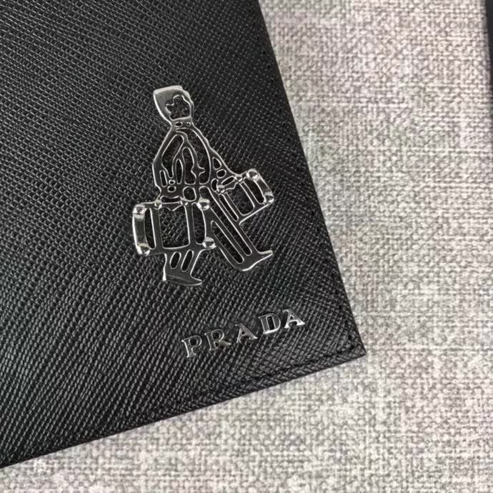 【原版皮】普拉达/Prada 短款钱夹,选用十字纹小牛皮裁制而成,边角点缀小公仔标识,经典之作,简单时尚,款号:2M0513