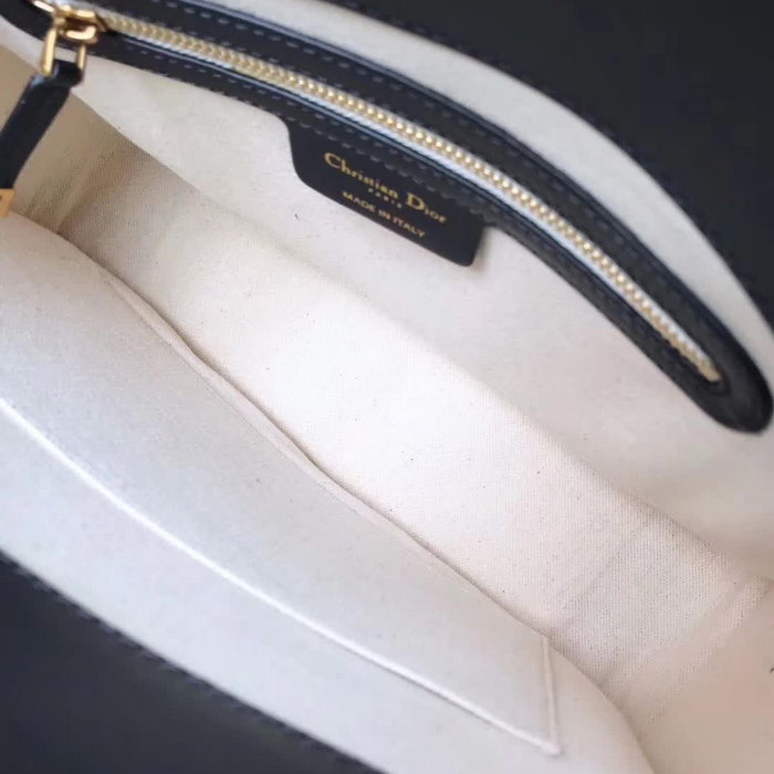 【原版皮】迪奥/Dior 肩背包,选用Oblique提花帆布搭配同色系牛皮皮革裁制而成,饰以CD徽标锁扣