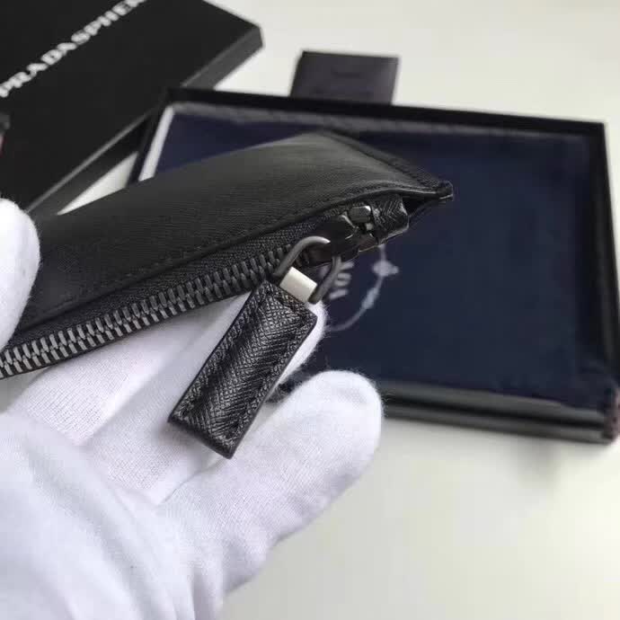 【原版皮】普拉达/Prada 男士手包,选用十字纹小牛皮裁制而成,边角点缀拼色皮革字唛徽标,款号:2NG005