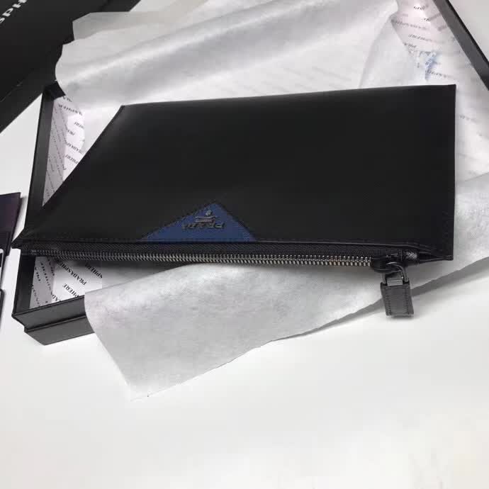 【原版皮】普拉达/Prada 男士手包,选用十字纹小牛皮裁制而成,正面点缀品牌三角散字徽标,款号:2NG05V