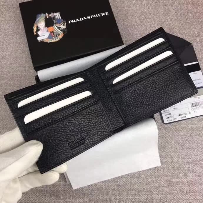 【原版皮】普拉达/Prada 短款钱夹,选用摔纹小牛皮裁制而成,边角热压印字母标识,经典之作,简单时尚,款号:2M0513