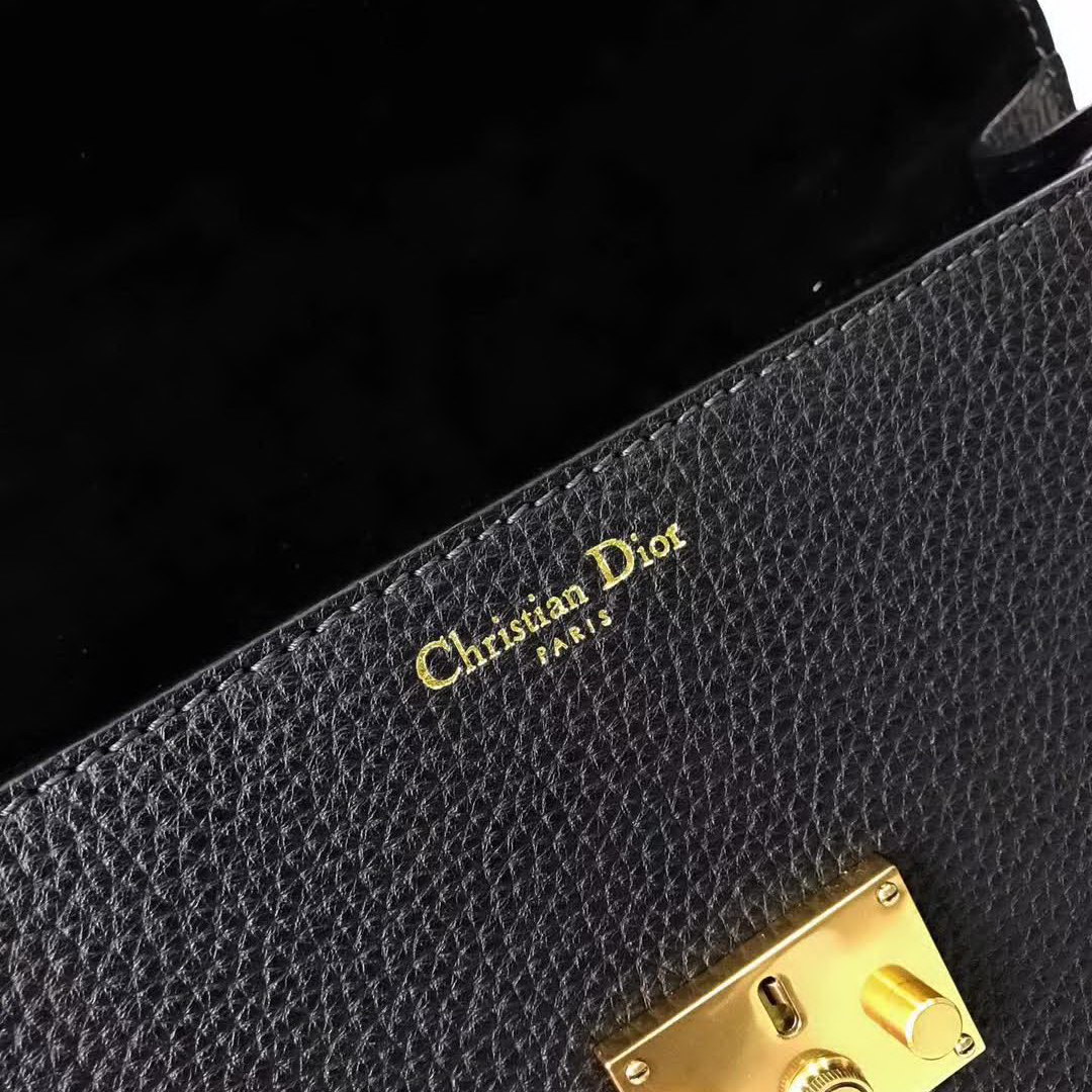 【原版皮】迪奥/Dior 手提包,选用荔枝纹小牛皮裁制而成,饰以品牌标识字母锁扣,低调奢华,简约时尚