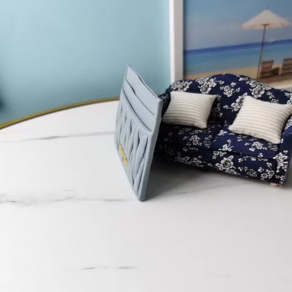 【原版皮】缪缪/Miu Miu 卡夹,采用小羊皮材质精心裁制而成,Matelasse花纹图案,内里标识烫字,Moire和皮革衬里,款号:5MC076