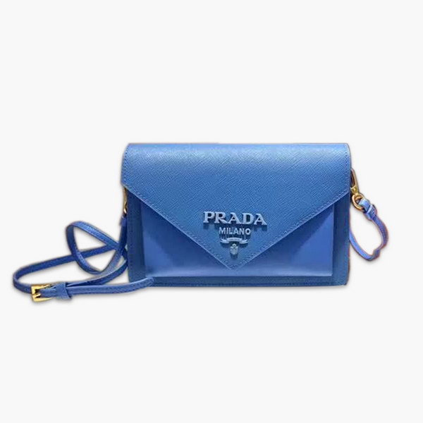 【原版皮】普拉达/Prada 肩背包,诠释精致的极简主义设计格调,一枚金属徽标点缀其上,昭示品牌身份,可拆卸可调式皮革肩带,又可当手包,内配可拆卸镜子,款号: 1BP020