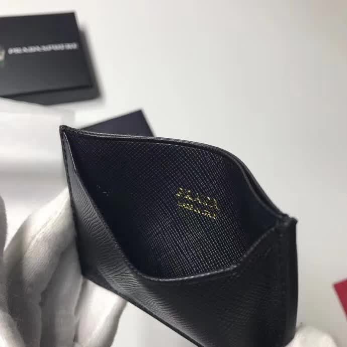 【原版皮】普拉达/Prada 卡包,选用十字纹牛皮裁制而成,精湛走线均匀整齐,油边顺滑,做工精致如图可见,款号:1MC208