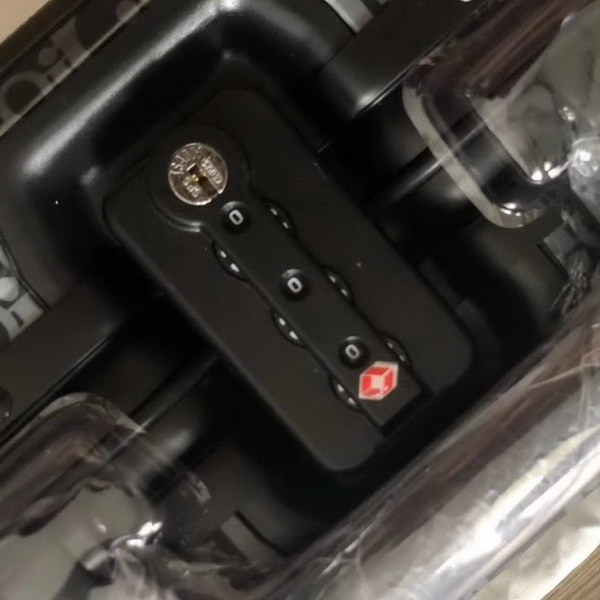 迪奥Dior X 日默瓦/RiMoWa 独家定制款化妆箱,汇集艺术,时尚与设计,领先时装周发售,体现精湛的手工匠艺和专业技术