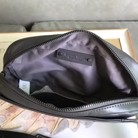 【原版皮】葆蝶家/Bottega Veneta 胸包,经典爆款,选用高光胎牛皮裁制而成,搭配哑锖色五金,所有材料都精挑细选
