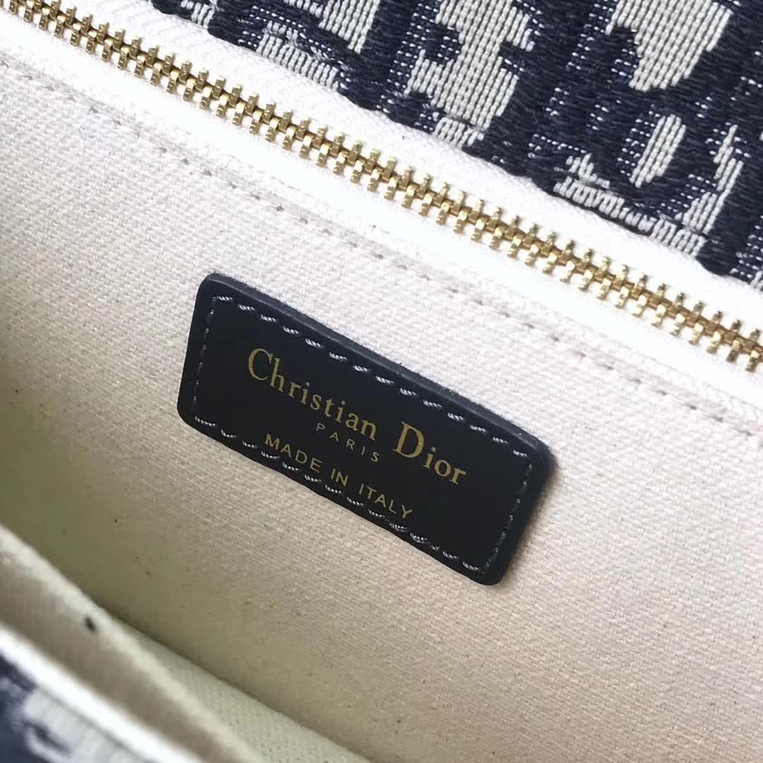 【原版皮】迪奥/Dior 链条包,选用Oblique提花帆布搭配同色系牛皮皮革裁制而成,饰以不规则珠片,很有年代感,搭配链条肩带,真是perfect