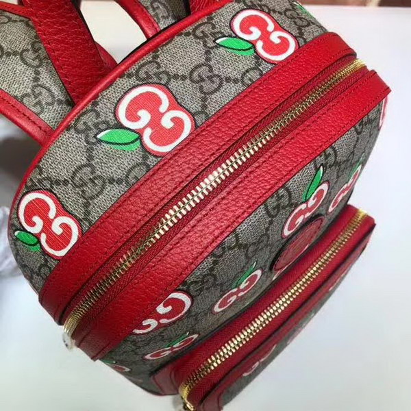 【原版皮】古驰/Gucci 苹果双肩背包,融入了卡通风格的苹果图案,与品牌的双G字母交织图案巧妙搭配,这款背包采用拉链前袋,背面为科技网布材质,款号:601296