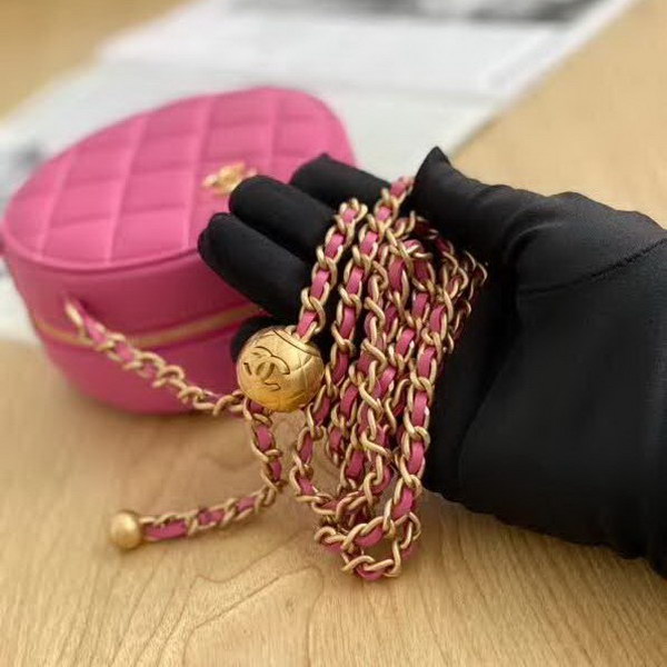 【原版皮】香奈儿/Chanel 金球系列小圆饼包,采用小羊皮精心裁制而成,柔软细腻搭配这季最火爆的链条,神奇的小金球能控制肩带长短,平时出门带的口红车钥匙纸巾都能放,款号:AS0366