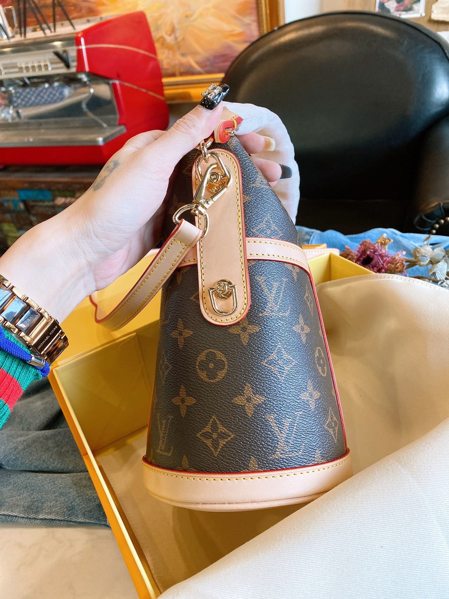 LOUIS VUITTON LB5912005020109 size: 22x15x20cm