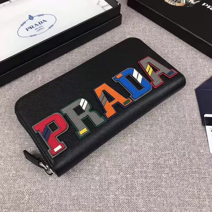 【原版皮】普拉达/Prada 拉链钱夹,选用十字纹小牛皮裁制而成,绗缝特别的皮革徽标设计凸显个性,时尚炫酷,就是要你好看,款号:2ML317