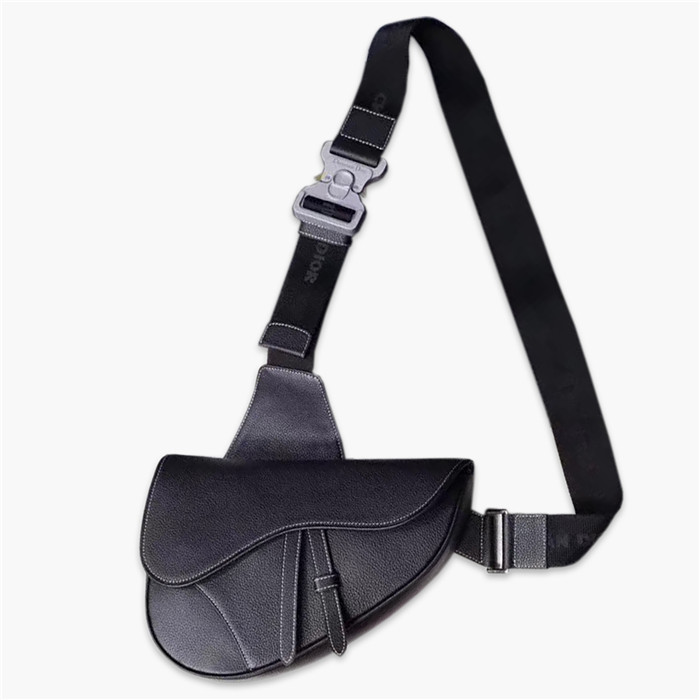 【原版皮】迪奥/Dior 马鞍包,选用颗粒纹小牛皮裁制而成,饰有Christian Dior带扣细节,彰显出自由与独特个性,看起来帅气又低调