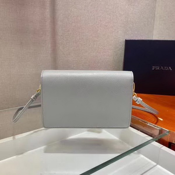 【原版皮】普拉达/Prada 肩背包,诠释精致的极简主义设计格调,一枚金属徽标点缀其上,昭示品牌身份,可拆卸可调式皮革肩带,又可当手包,内配可拆卸镜子,款号: 1BP020