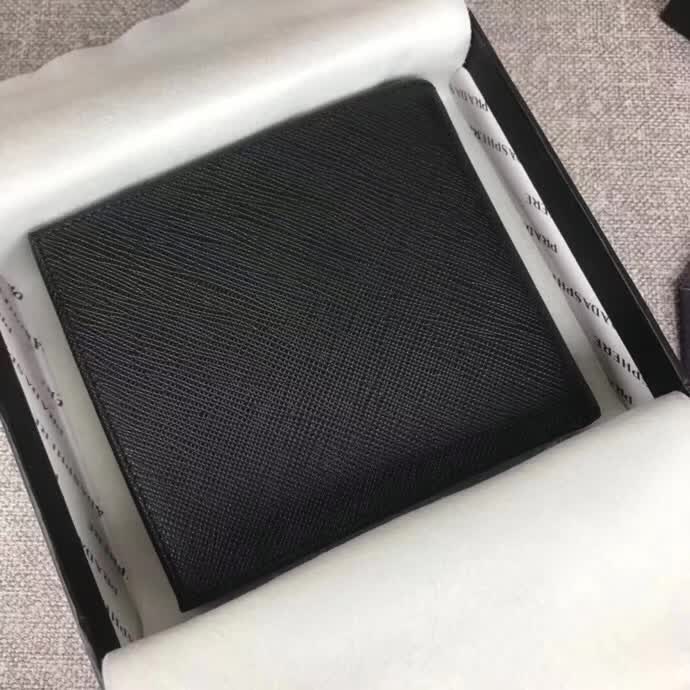【原版皮】普拉达/Prada 短款钱夹,选用十字纹小牛皮裁制而成,边角点缀散字唛徽标,经典之作,简单时尚,款号:2M0738