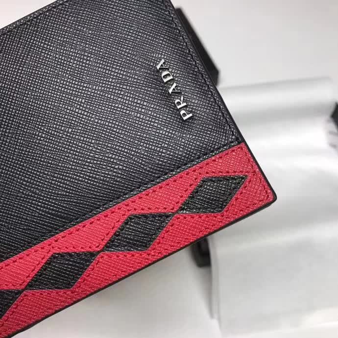 【原版皮】普拉达/Prada 短款钱夹,选用十字纹牛皮裁制而成,饰以菱形拼色,精湛走线均匀整齐,油边顺滑,款号:2M0513