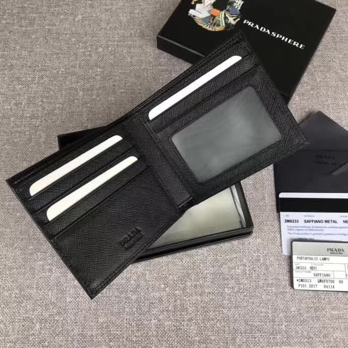 【原版皮】普拉达/Prada 短款钱夹,选用十字纹小牛皮裁制而成,边角点缀散字唛标识,经典之作,简单时尚,款号:2M0513