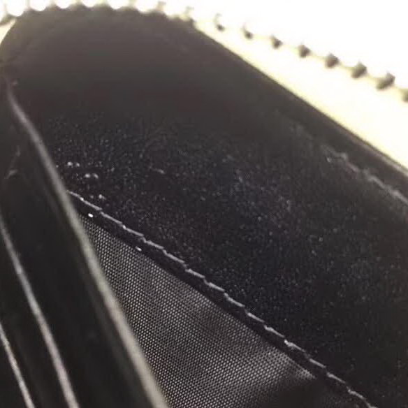 【原版皮】普拉达/Prada 拉链钱夹,选用十字纹牛皮裁制而成,饰以黑色经典丝印徽标,风格优雅简约,款号:2ML317