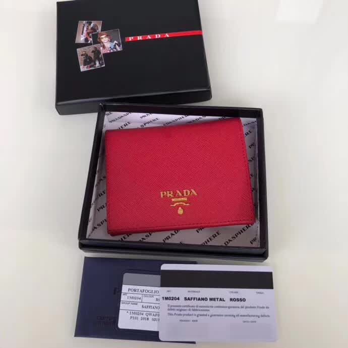 【原版皮】普拉达/Prada 短款钱夹,选用十字纹小牛皮裁制而成,点缀金色散字唛徽标,简单实用,提升个人品味的一款,款号:1M0204
