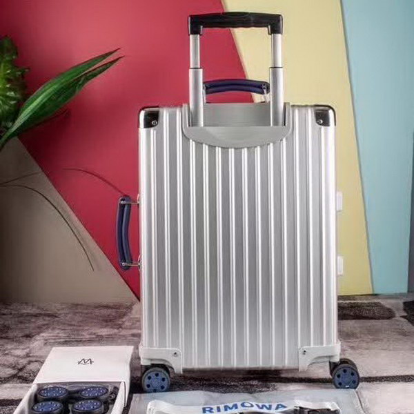 日默瓦/Rimowa 旅行箱,全铝镁合金,经典款的新版本,彩色皮质把手,购买就送透明套,4个轮子,2个手把,绑带,想怎么换就怎么换,永远是街头机场最靓的你